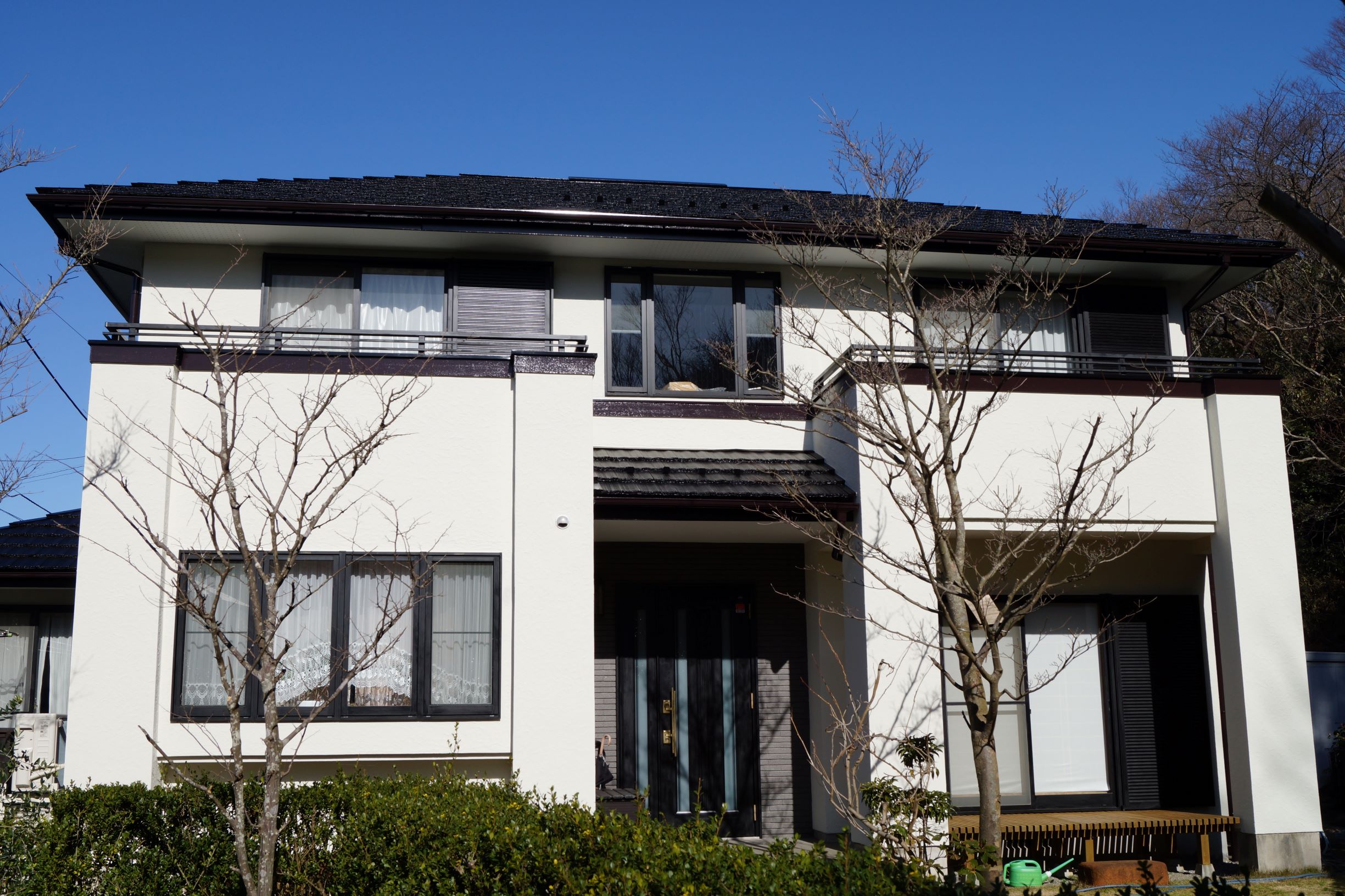 事例1　モニエル瓦の屋根と外壁を塗り替えて重厚感のある家に！